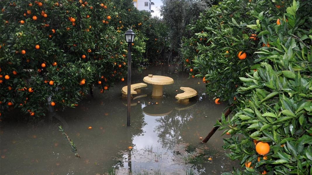 Burdur'da dere taştı, Antalya'da denizin rengi değişti 2