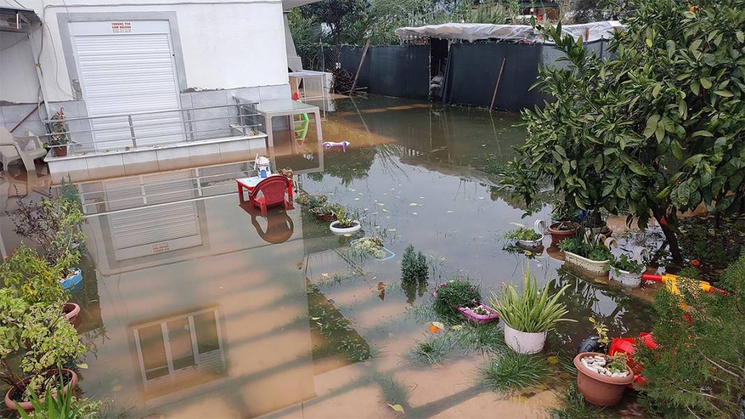 Burdur'da dere taştı, Antalya'da denizin rengi değişti 4