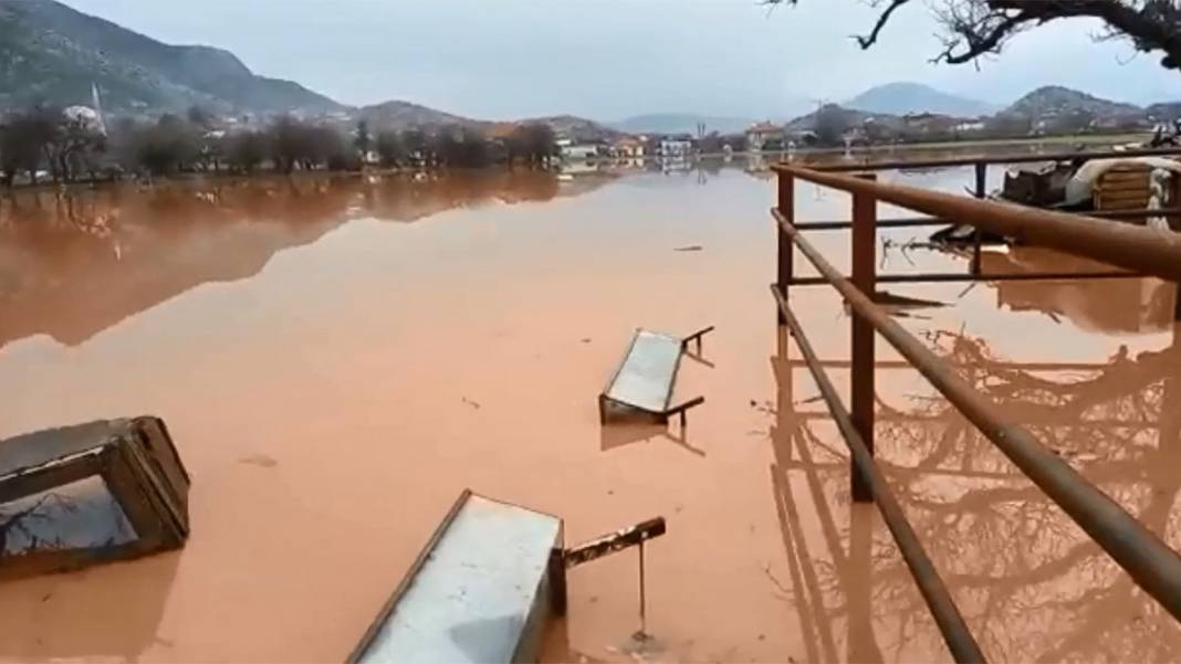 Burdur'da dere taştı, Antalya'da denizin rengi değişti 6