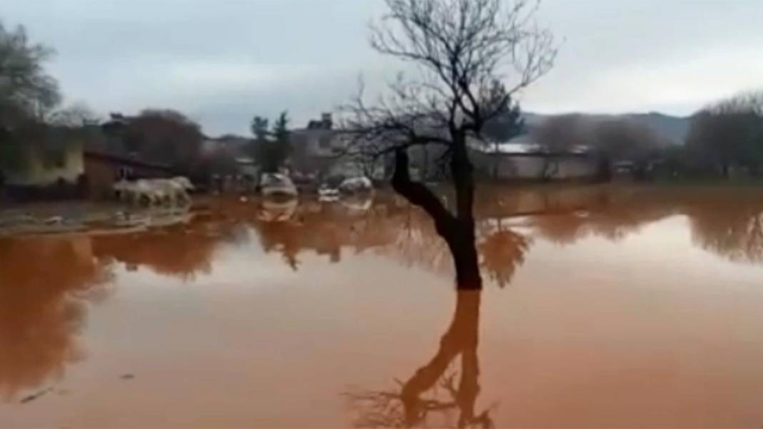 Burdur'da dere taştı, Antalya'da denizin rengi değişti 10