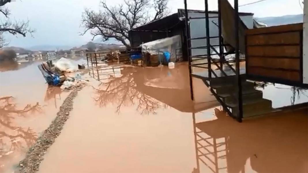 Burdur'da dere taştı, Antalya'da denizin rengi değişti 8