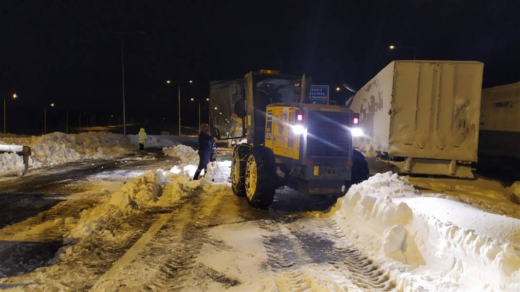 Kuzey Marmara Otoyolu'nda kar işkencesi: 17 saat sonra açıldı 5