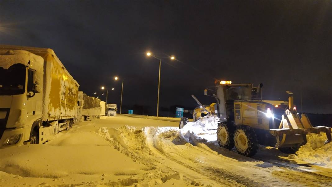Kuzey Marmara Otoyolu'nda kar işkencesi: 17 saat sonra açıldı 6