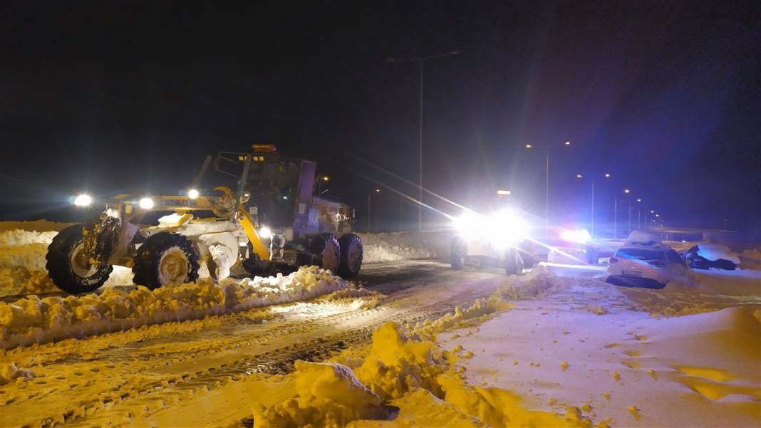 Kuzey Marmara Otoyolu'nda kar işkencesi: 17 saat sonra açıldı 1