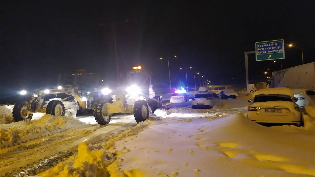 Kuzey Marmara Otoyolu'nda kar işkencesi: 17 saat sonra açıldı 2