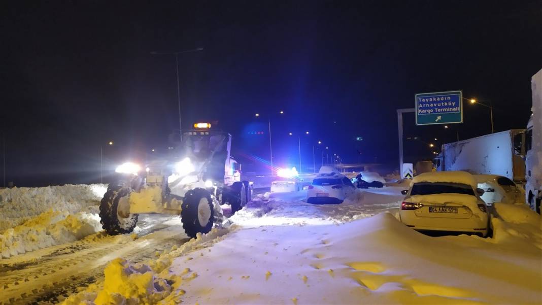 Kuzey Marmara Otoyolu'nda kar işkencesi: 17 saat sonra açıldı 3