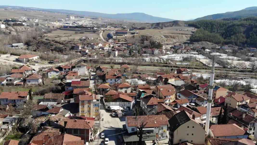 Türkiye’nin en kalabalık ikinci köyü dünyayı giydiriyor 1