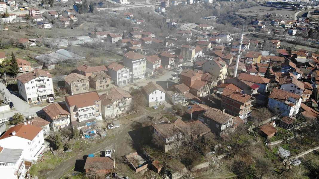 Türkiye’nin en kalabalık ikinci köyü dünyayı giydiriyor 3