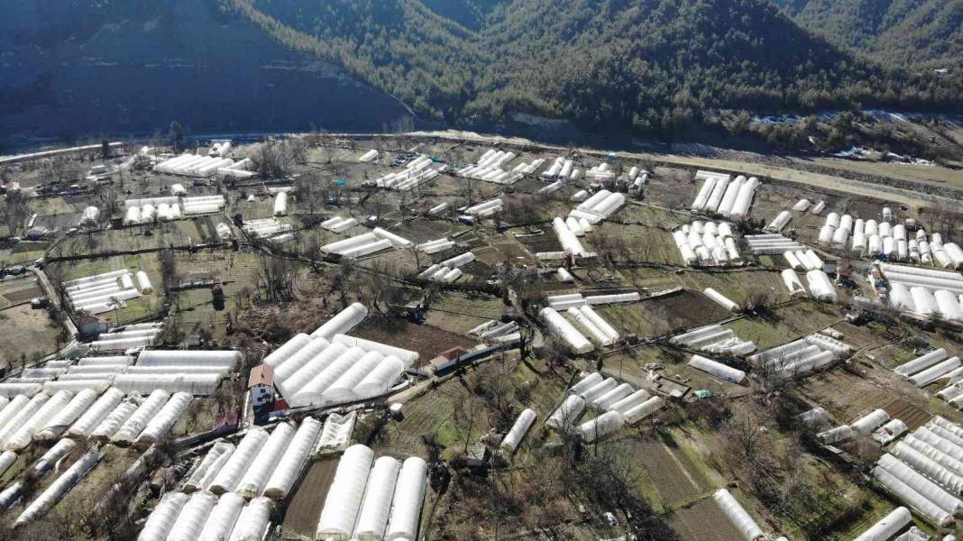 Türkiye’nin en kalabalık ikinci köyü dünyayı giydiriyor 5