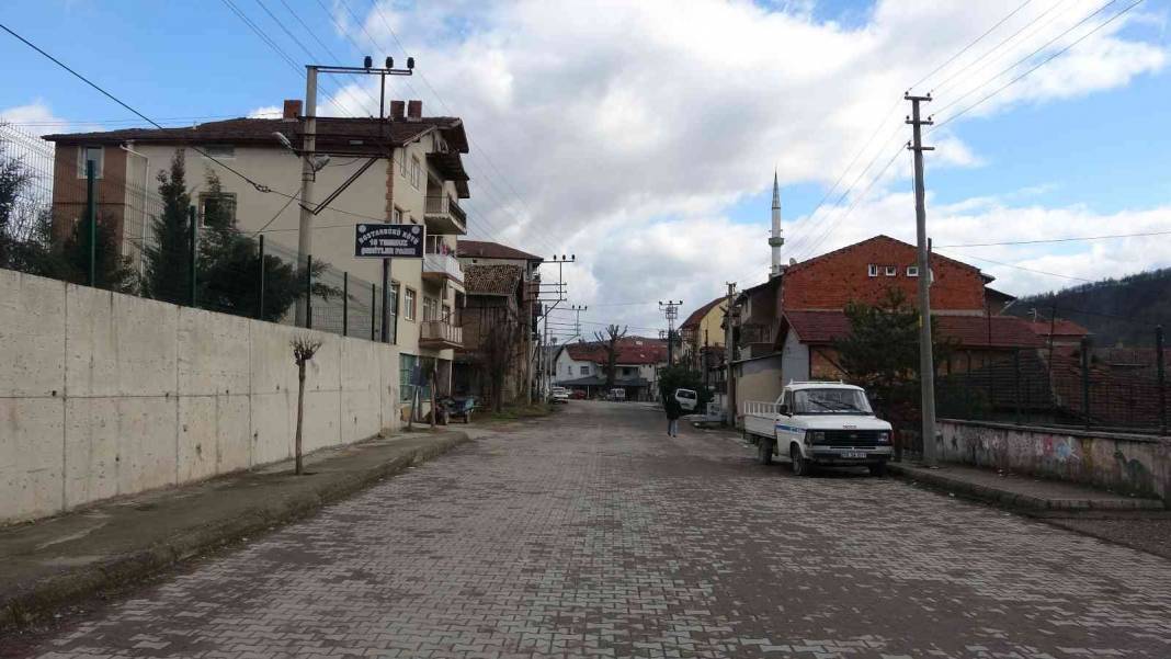 Türkiye’nin en kalabalık ikinci köyü dünyayı giydiriyor 4