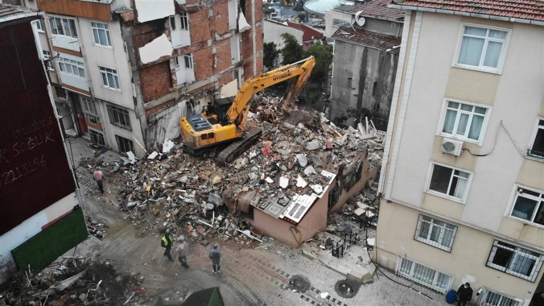 Bomba patlamış gibi! Üsküdar'daki tahribat havadan görüntülendi 5