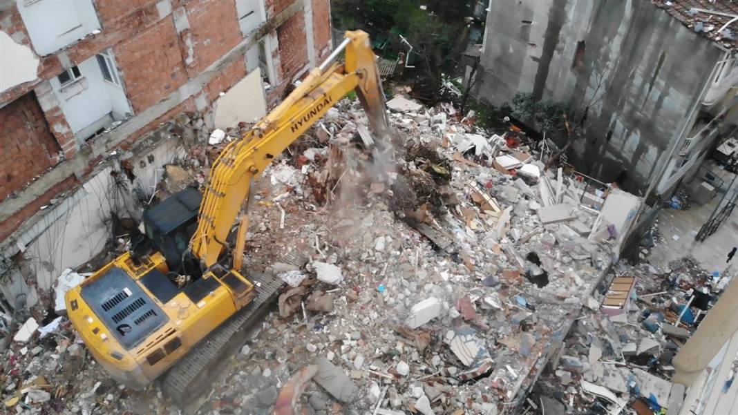 Bomba patlamış gibi! Üsküdar'daki tahribat havadan görüntülendi 2