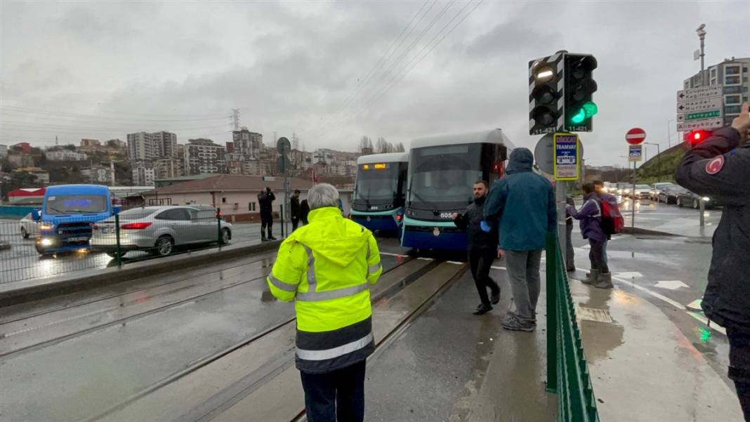 Alibeyköy'de tramvay yayaya çarptı 7