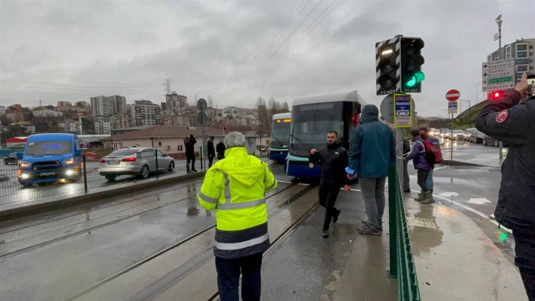 Alibeyköy'de tramvay yayaya çarptı 8