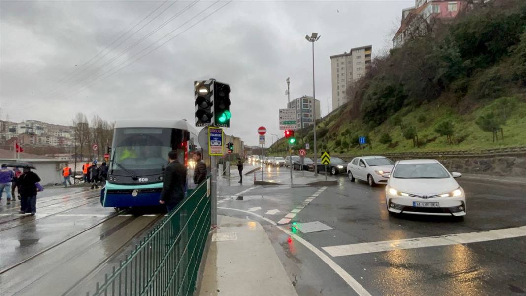 Alibeyköy'de tramvay yayaya çarptı 6