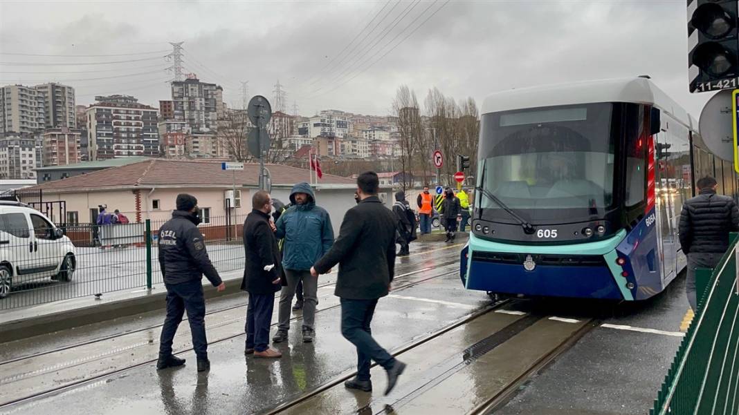 Alibeyköy'de tramvay yayaya çarptı 5