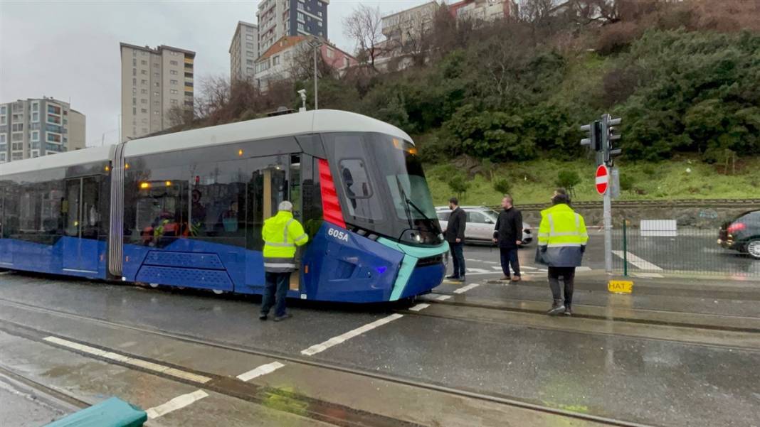 Alibeyköy'de tramvay yayaya çarptı 4