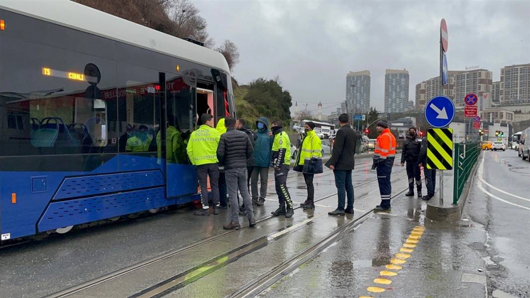 Alibeyköy'de tramvay yayaya çarptı 2