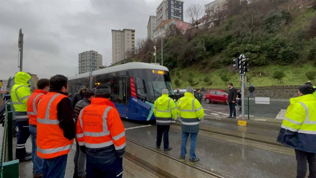 Alibeyköy'de tramvay yayaya çarptı 3