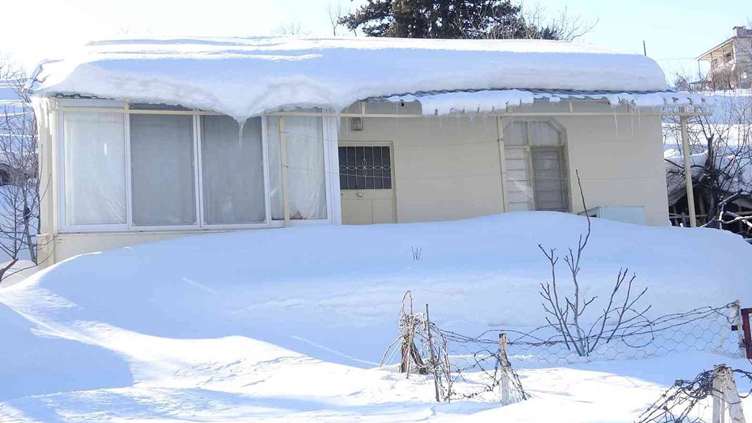 En son 40 yıl önce böyle kar yağmıştı... Yılın 12 ayı sıcak olan kent, kara gömüldü 2