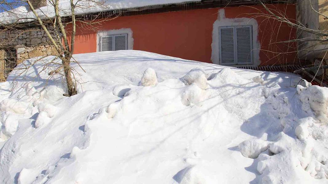 En son 40 yıl önce böyle kar yağmıştı... Yılın 12 ayı sıcak olan kent, kara gömüldü 1