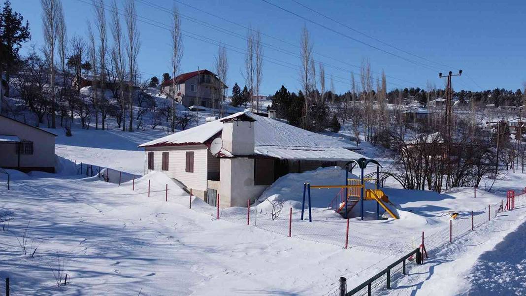 En son 40 yıl önce böyle kar yağmıştı... Yılın 12 ayı sıcak olan kent, kara gömüldü 3