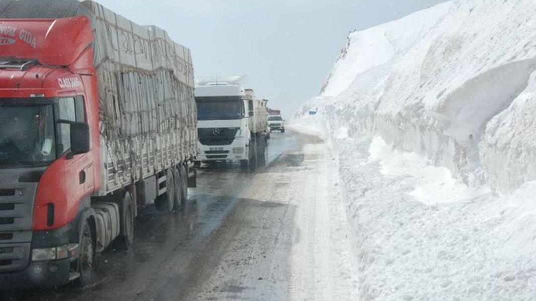 Kar ve tipi devam ediyor, köy yolları kapandı! 18 saattir bekliyorlar 1