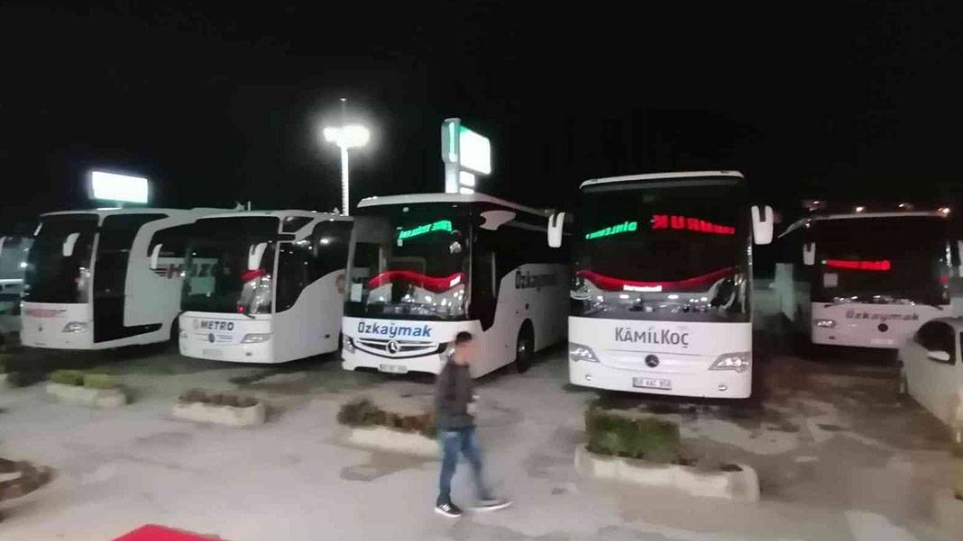 Kar ve tipi devam ediyor, köy yolları kapandı! 18 saattir bekliyorlar 2