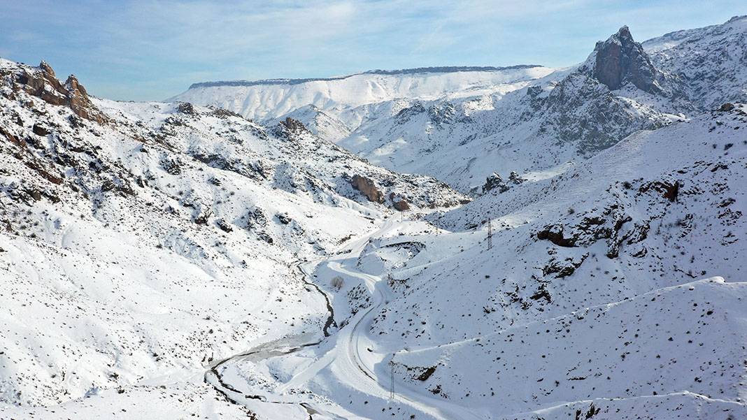 Kar ve tipi devam ediyor, köy yolları kapandı! 18 saattir bekliyorlar 8