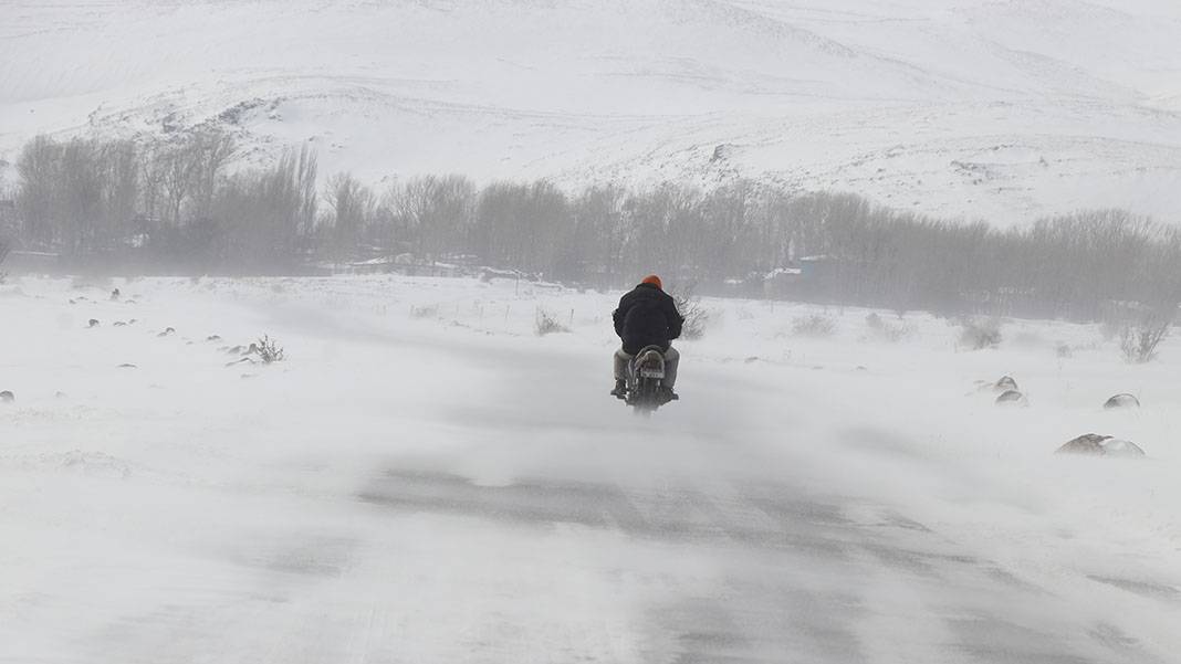 Kar ve tipi devam ediyor, köy yolları kapandı! 18 saattir bekliyorlar 7
