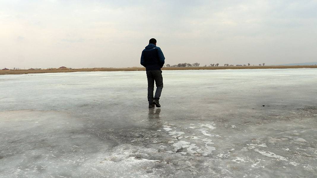 Kar ve tipi devam ediyor, köy yolları kapandı! 18 saattir bekliyorlar 6