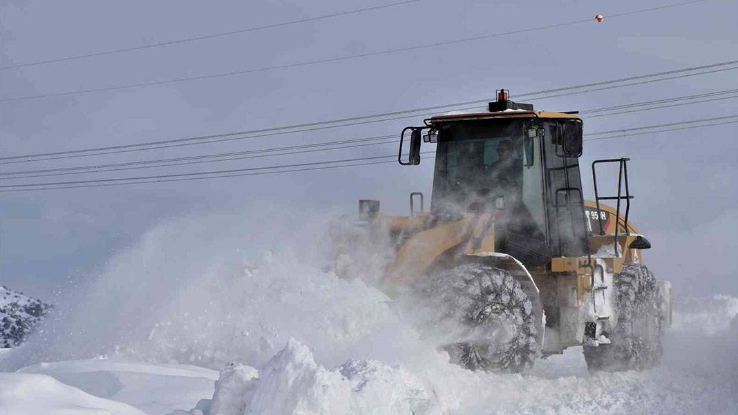 Kar ve tipi devam ediyor, köy yolları kapandı! 18 saattir bekliyorlar 4