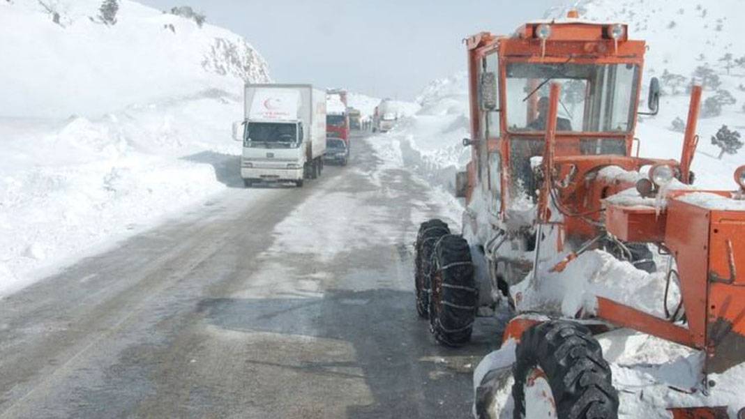 Kar ve tipi devam ediyor, köy yolları kapandı! 18 saattir bekliyorlar 3