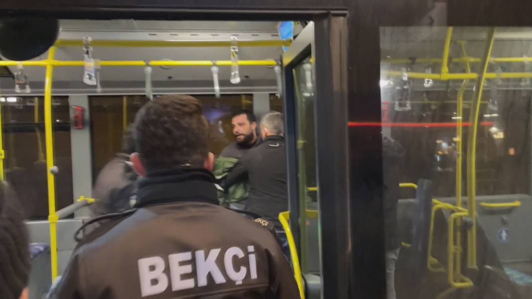 Metrobüste dehşet anları: Yolcuları bıçakladı 14