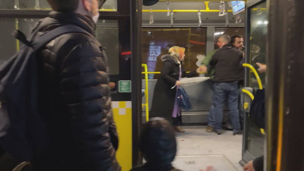 Metrobüste dehşet anları: Yolcuları bıçakladı 2