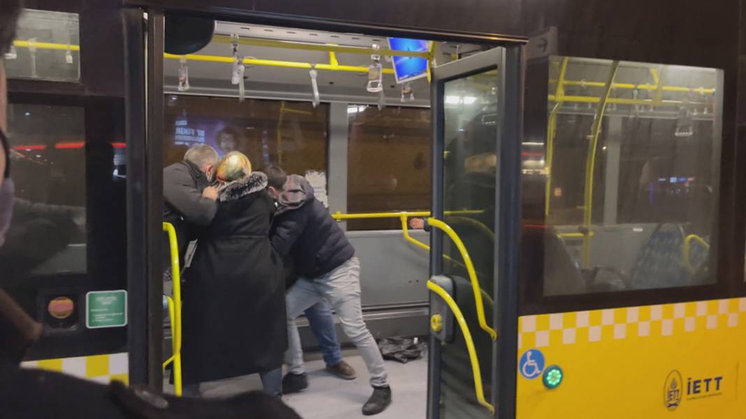 Metrobüste dehşet anları: Yolcuları bıçakladı 12