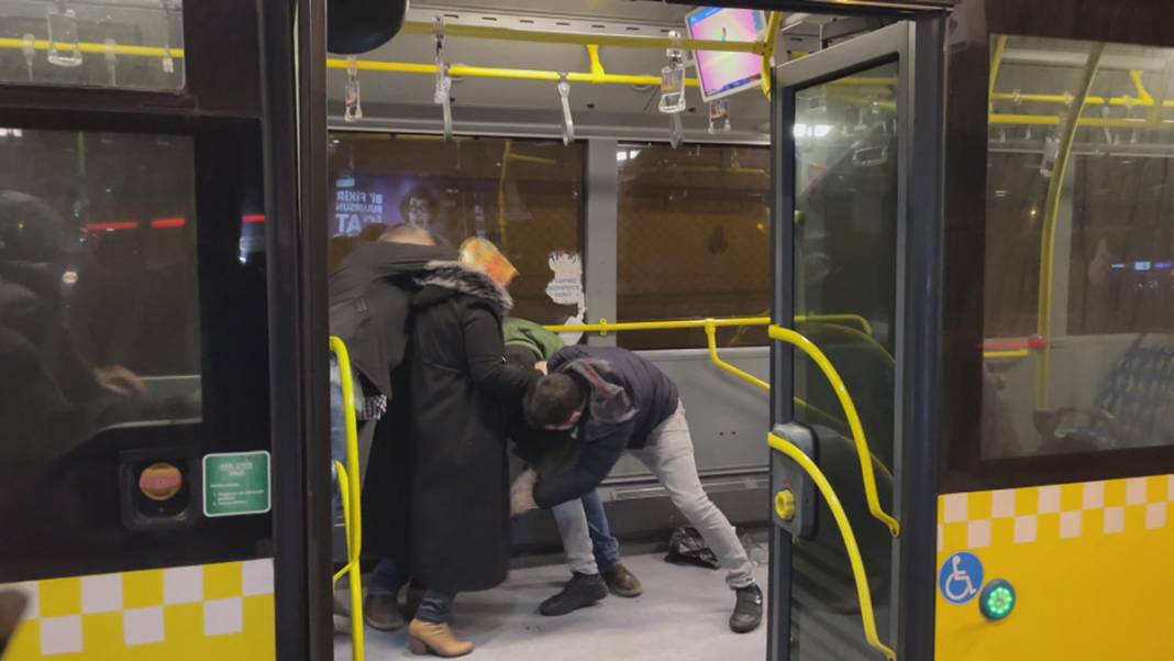 Metrobüste dehşet anları: Yolcuları bıçakladı 10