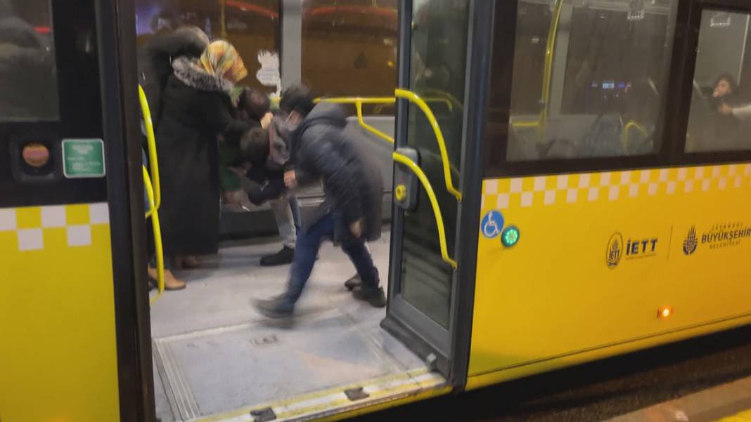 Metrobüste dehşet anları: Yolcuları bıçakladı 13