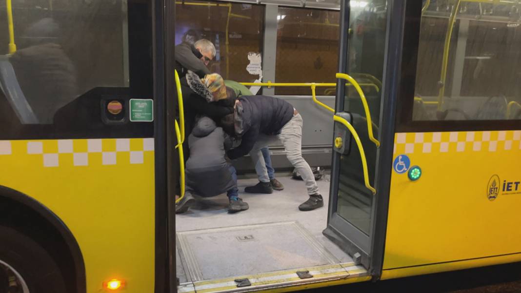 Metrobüste dehşet anları: Yolcuları bıçakladı 11