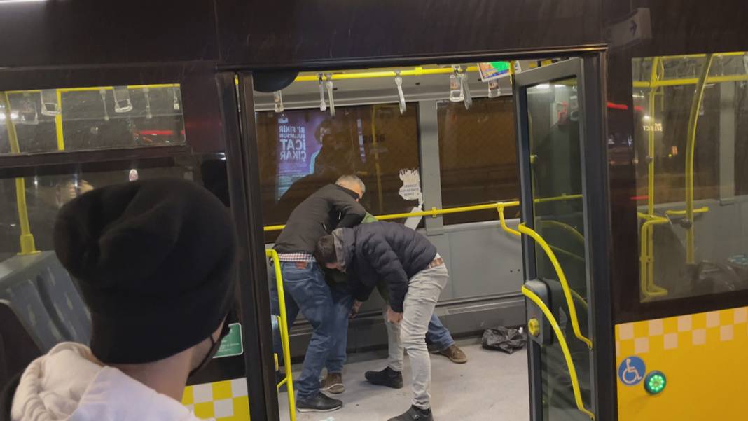 Metrobüste dehşet anları: Yolcuları bıçakladı 9