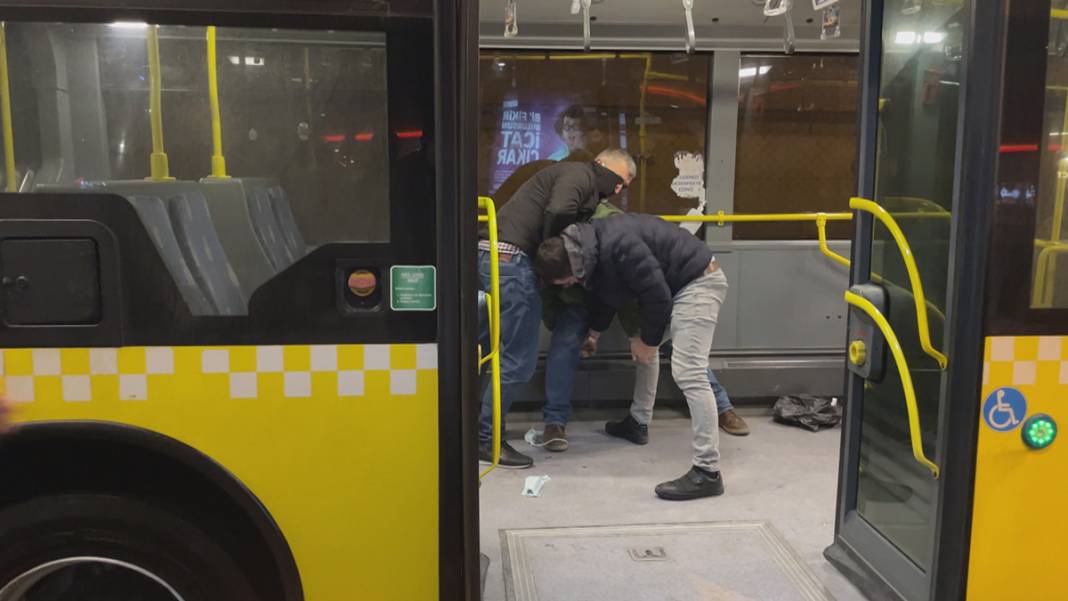 Metrobüste dehşet anları: Yolcuları bıçakladı 8