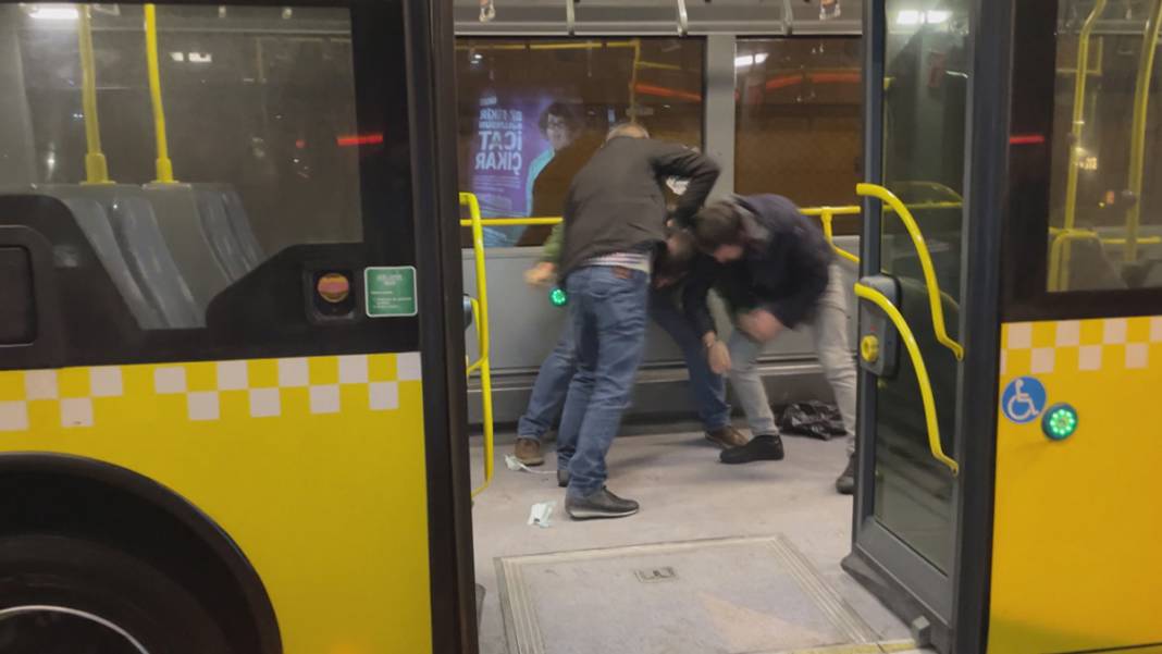 Metrobüste dehşet anları: Yolcuları bıçakladı 7