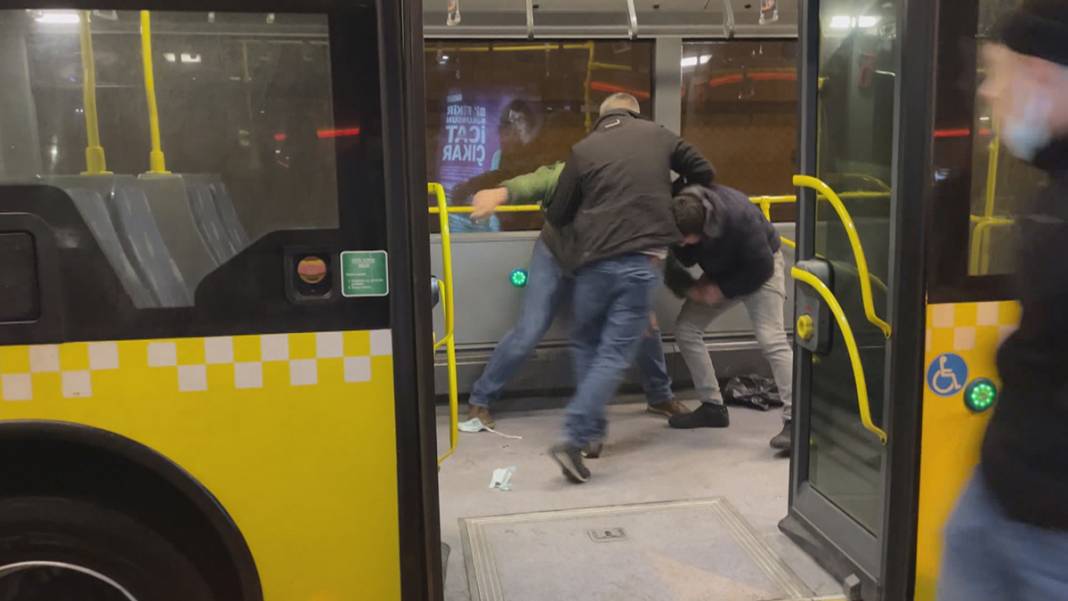 Metrobüste dehşet anları: Yolcuları bıçakladı 6