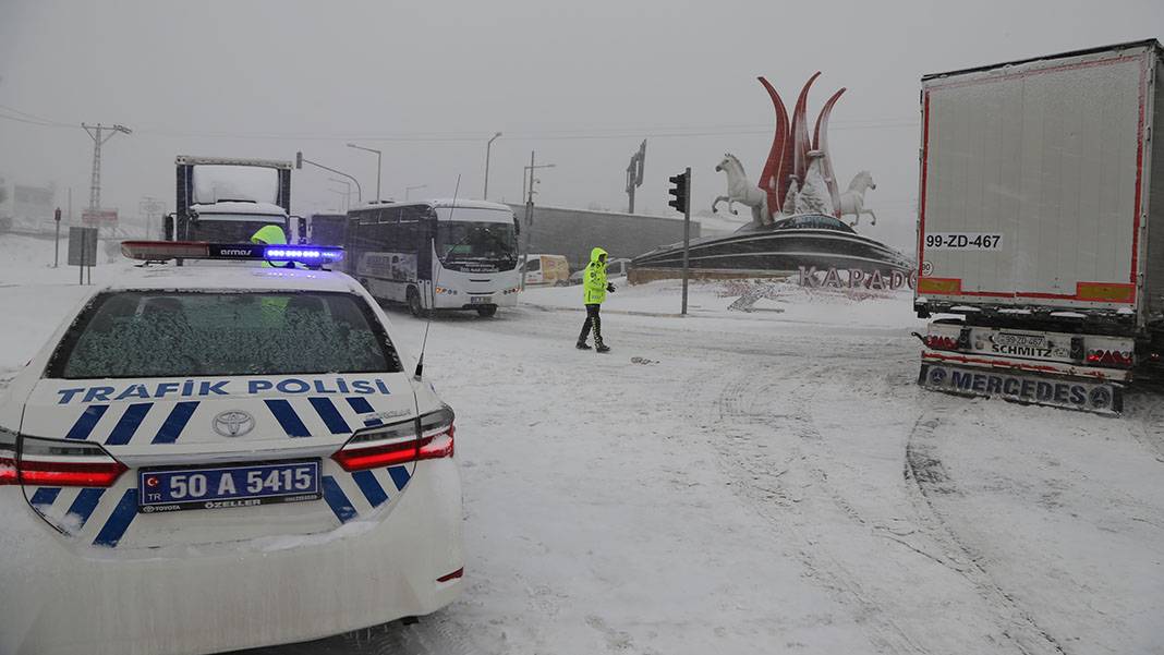 Kar ve tipi devam ediyor, köy yolları kapandı! 18 saattir bekliyorlar 5