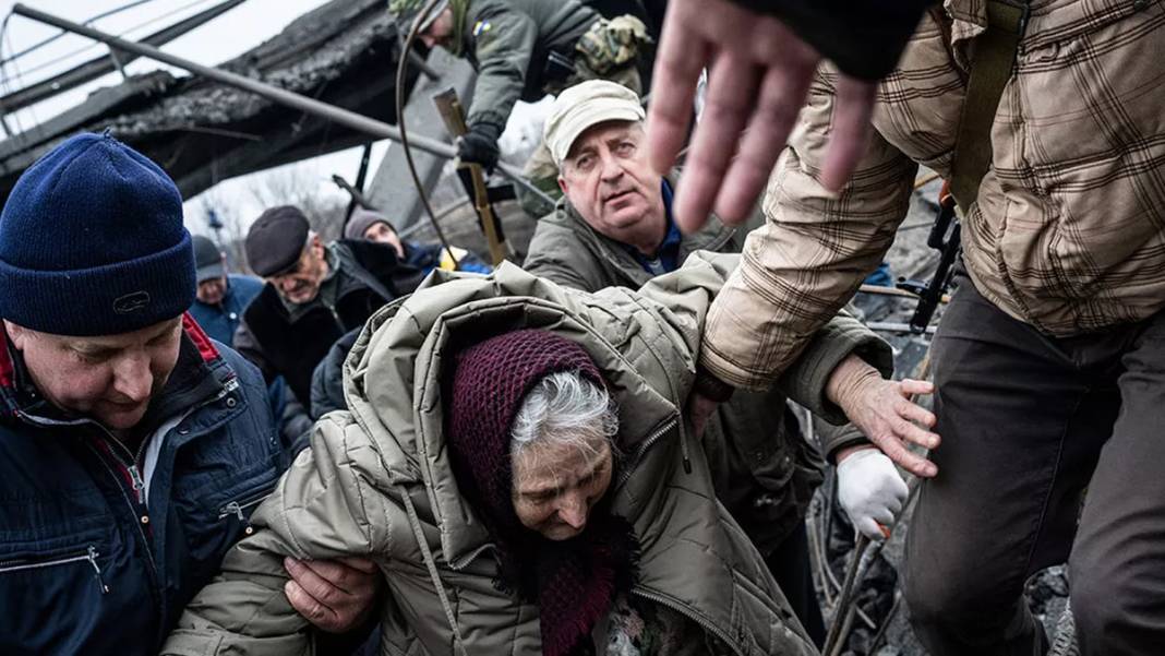 Irpin halkı kentlerini terk ediyor: Savaş bölgesinden acı kareler 1