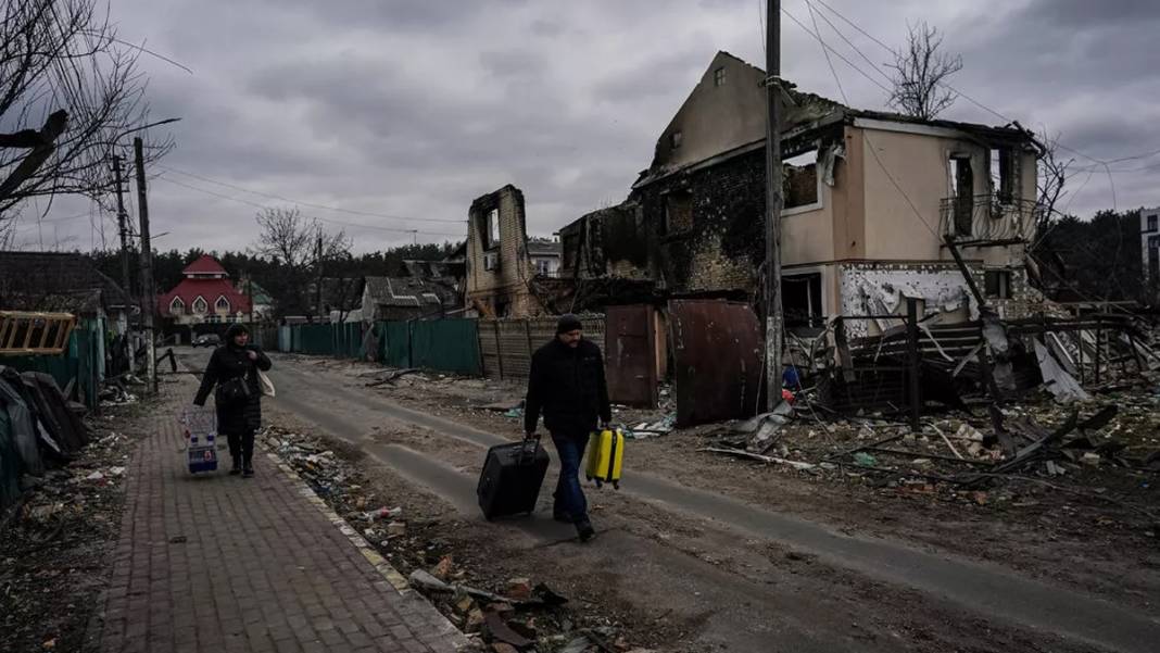 Irpin halkı kentlerini terk ediyor: Savaş bölgesinden acı kareler 6