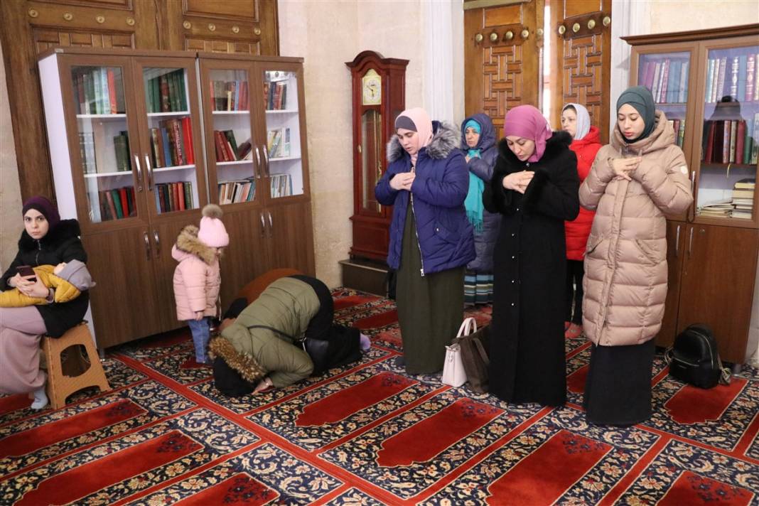 Ukrayna'dan tahliye edilen Kırım Tatar Türkü kadınlar Selimiye'de dua etti 19