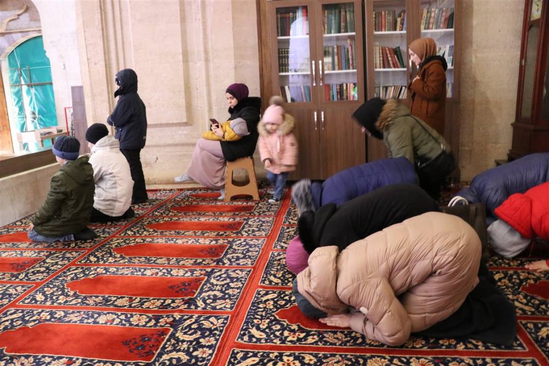 Ukrayna'dan tahliye edilen Kırım Tatar Türkü kadınlar Selimiye'de dua etti 11