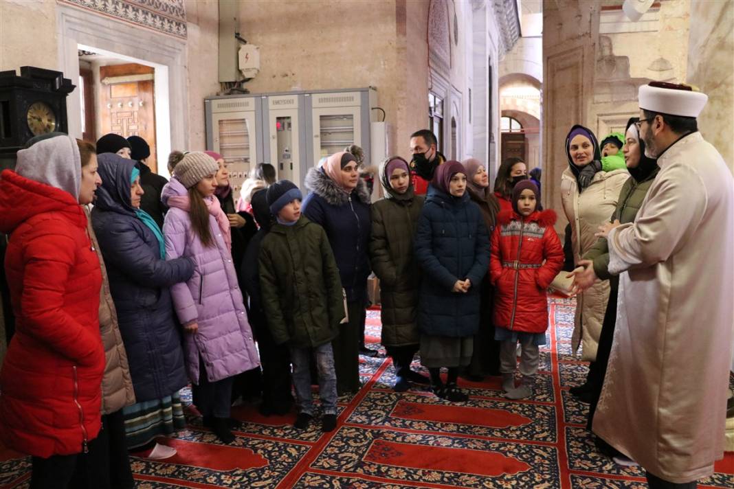 Ukrayna'dan tahliye edilen Kırım Tatar Türkü kadınlar Selimiye'de dua etti 12