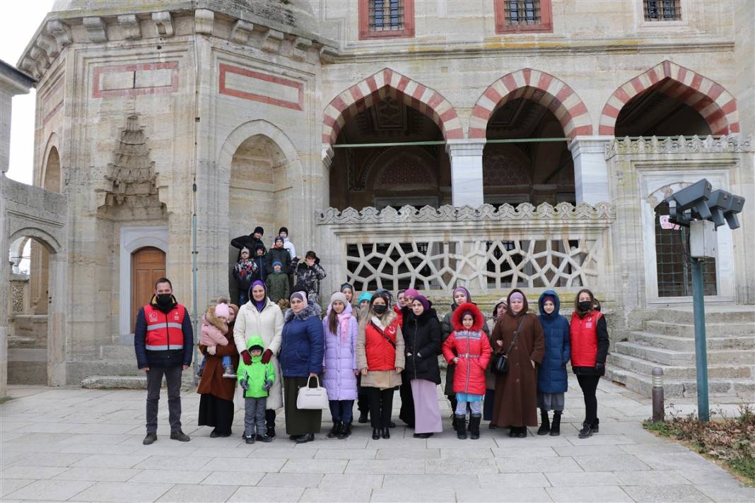 Ukrayna'dan tahliye edilen Kırım Tatar Türkü kadınlar Selimiye'de dua etti 4